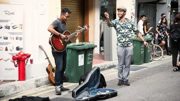 Phố Arab, Singapore, với những con ngõ nhỏ và nghệ sĩ đường phố biểu diễn.