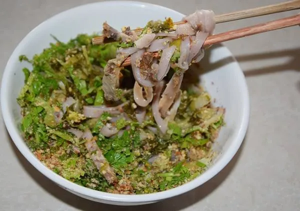 Phở chua Bắc Hà, đặc sản nổi tiếng với bánh phở màu nâu đỏ được làm từ gạo đỏ địa phương. Một bát có giá khoảng 25.000 đồng.