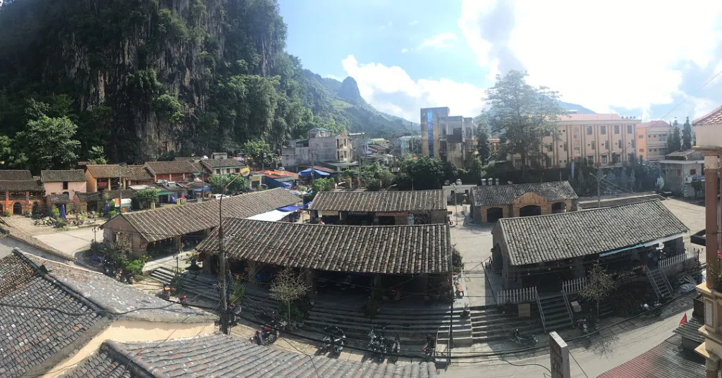 Phố cổ Đồng Văn, Hà Giang với những ngôi nhà cổ kính nằm san sát nhau