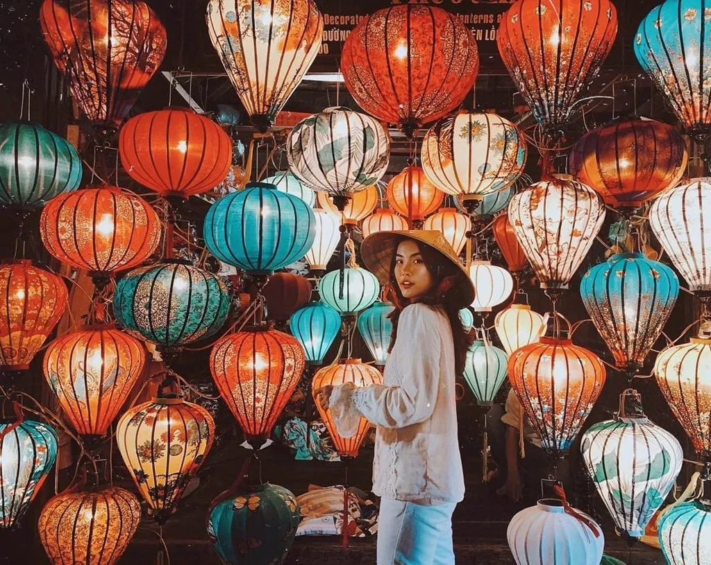 Phố cổ Hội An lung linh về đêm với những chiếc đèn lồng đủ màu sắc. Alt: Hội An về đêm