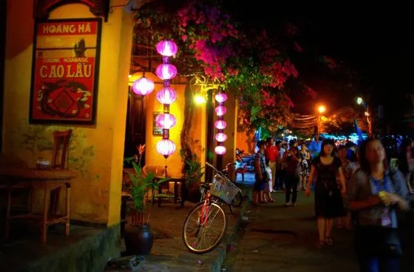 Phố cổ Hội An lung linh với những chiếc đèn lồng. Ảnh: Andreaanastasiou.com
