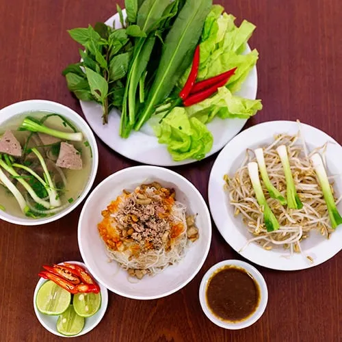 Phở khô Gia Lai. Tô phở với bánh phở, thịt băm, nước dùng trong, rau giá ăn kèm. Ảnh: Mr True.