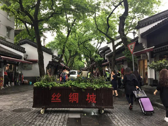 Phố mua sắm tơ lụa Hàng Châu.
