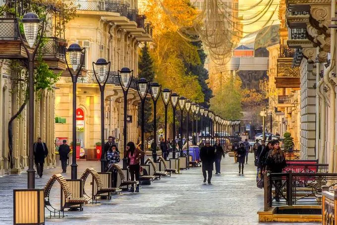 Phố Nizami sôi động về đêm ở Baku