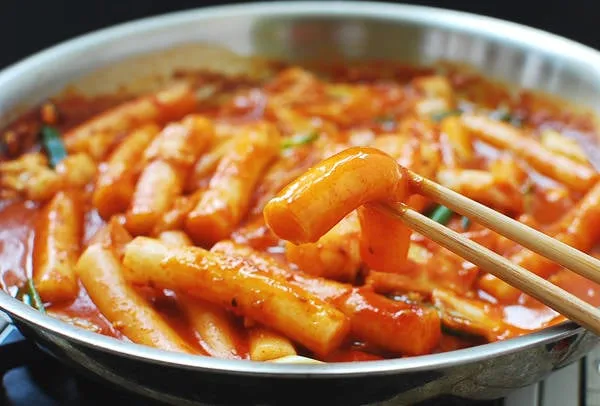 Phố tteokbokki Sindang-dong với nhiều nhà hàng san sát nhau