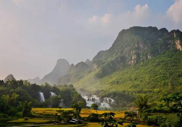Phong cảnh nên thơ xung quanh thác Bản Giốc. Ảnh: Phạm Thành
