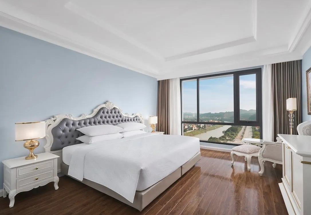 Phòng Deluxe King Skyline View tại Four Points by Sheraton Lạng Sơn