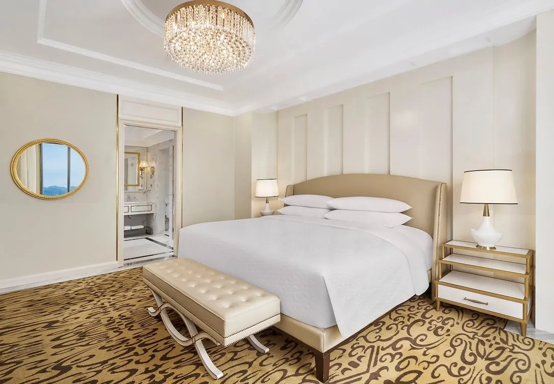 Phòng Executive Suite King Skyline View tại Four Points by Sheraton Lạng Sơn