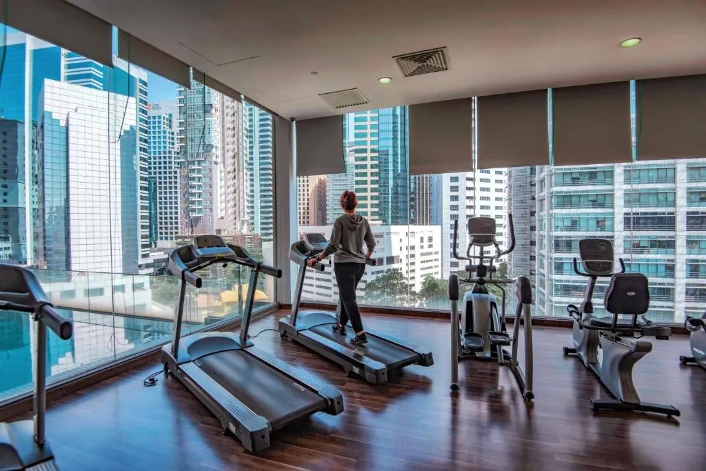 Phòng gym tại khách sạn Ramada Suites by Wyndham