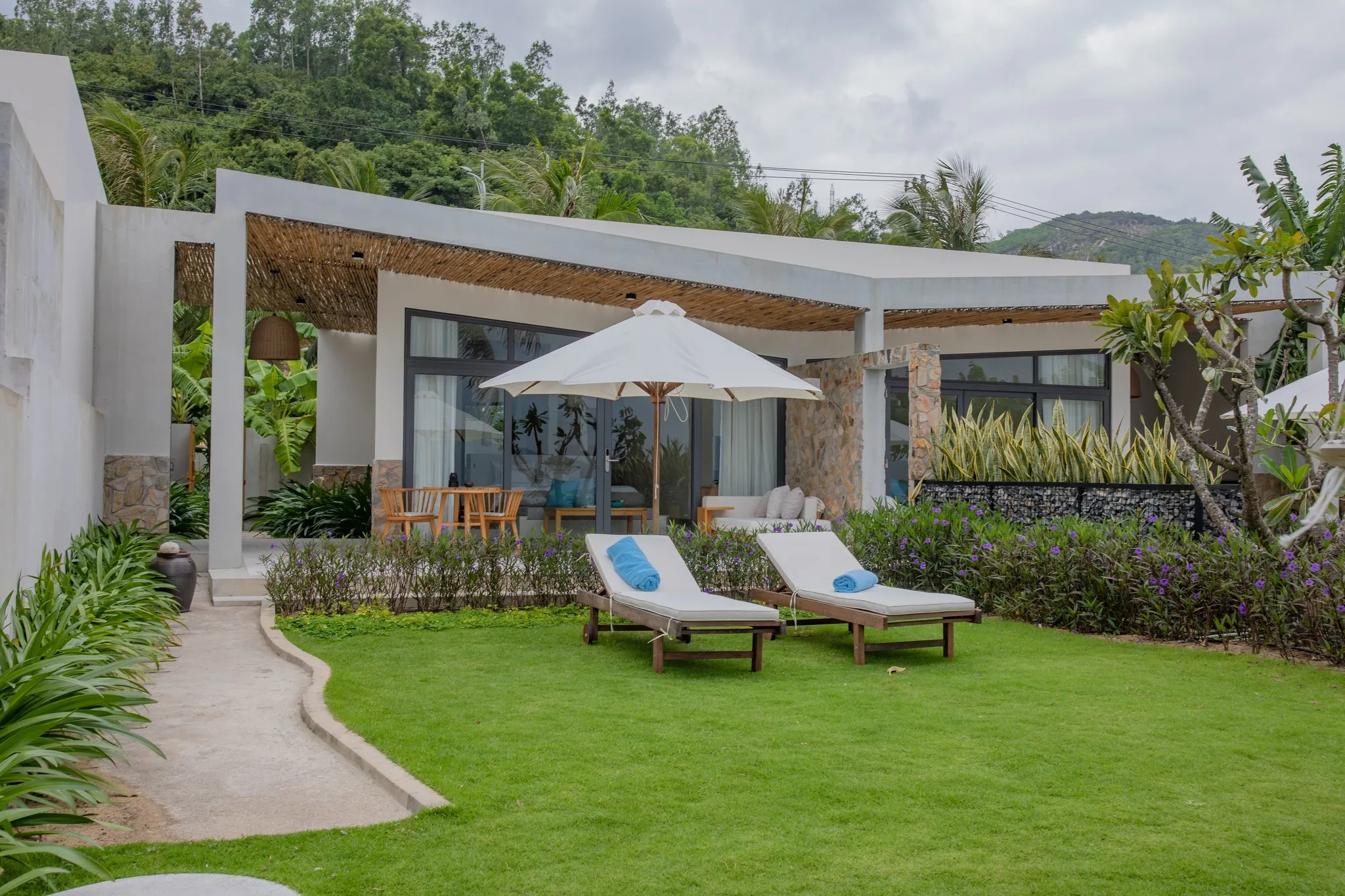 Phòng nghỉ nhìn ra khu vườn riêng tư