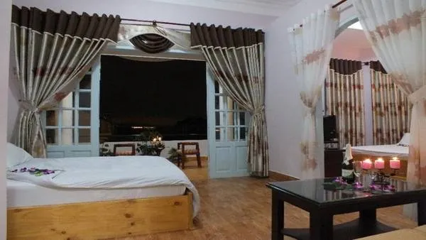 Phòng nghỉ tại Reveto Villa với ban công rộng
