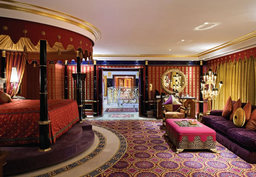 Phòng ngủ sang trọng tại khách sạn Burj Al Arab. Ảnh: Rainbow.