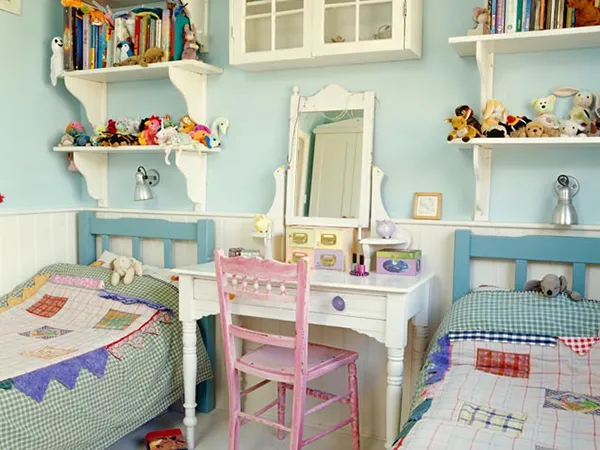Phòng ngủ với điểm nhấn là rèm cửa và thảm trải sàn