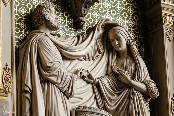 Phù điêu chạm khắc tại nhà thờ Saint-Eustache