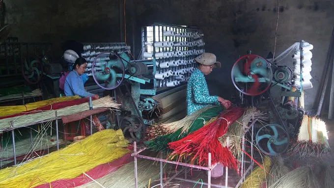 Phụ nữ là lực lượng lao động chính tại làng nghề dệt chiếu cói.