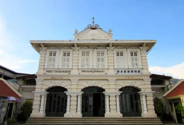 Phuket Town với nét kiến trúc Sino - Bồ Đào Nha đặc trưng. Alt: Phuket Town với nét kiến trúc Sino - Bồ Đào Nha đặc trưng.