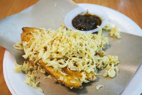 Pisang Goreng: Chuối chiên vàng giòn chấm sốt đậm đà