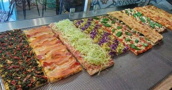 Pizza Al Taglio được bán theo cân nặng tại Rome, Ý.