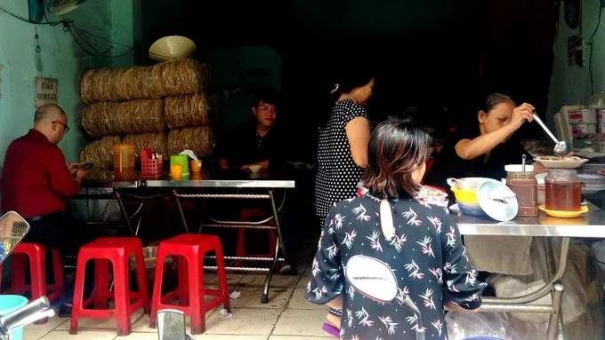 Quán bánh bèo, bánh đập của bà Sáu mở đến 20h phục vụ khách ăn tại chỗ, sau đó đến 22h chỉ bán cho khách mang về. Mỗi suất bánh bèo (5 chiếc) có giá 15.000 đồng, bánh đập một chiếc giá 9.000 đồng.