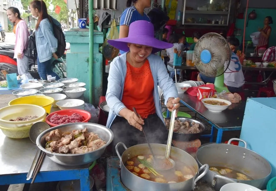 Quán bún bò bà Tuyết ở Huế. Ảnh: vnexpress.