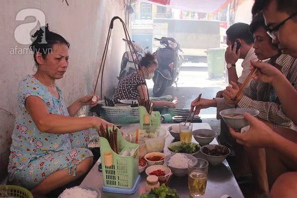 Quán bún chả Bạch Mai đông khách