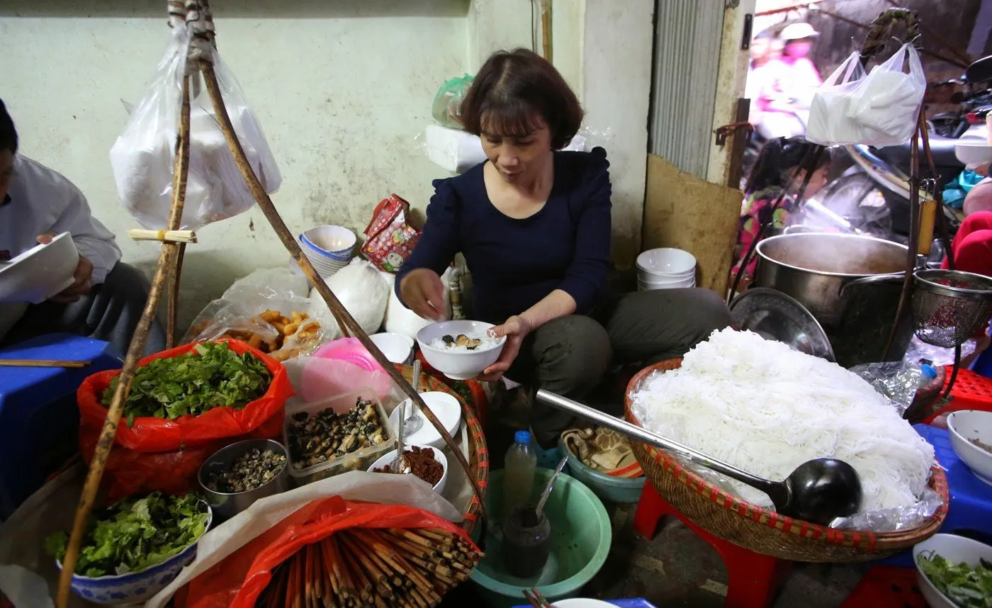 Quán bún ốc Cô Thêm đông khách