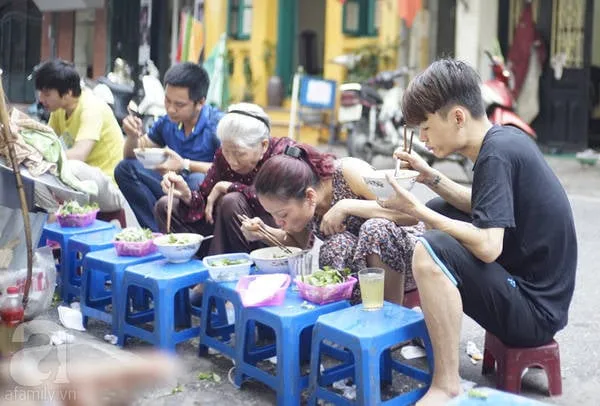 Quán bún riêu ngõ Hồng Phúc đông khách