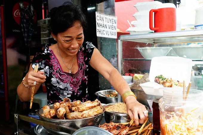 Quán bún thịt nướng chị Tuyền đông khách