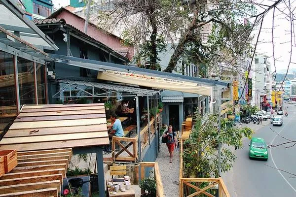 Quán cà phê Rau An Đà Lạt thu hút khách du lịch bởi không gian xanh mát, độc đáo. 