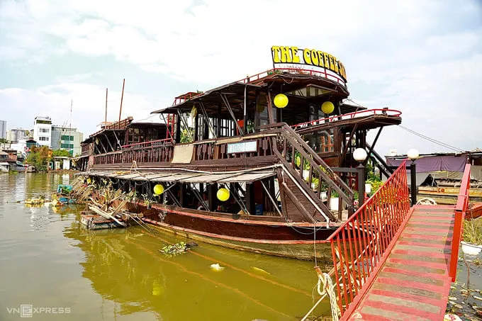 Quán cà phê The Coffee Ship nằm trên một chiếc thuyền gỗ trên Kênh Tẻ, Quận 7, TP.HCM