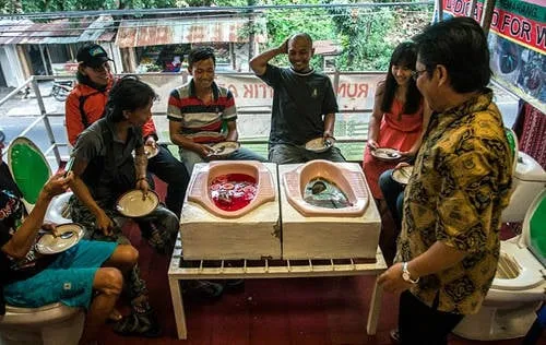 Quán cafe Jamban tại Indonesia phục vụ đồ ăn trong bồn cầu. Ảnh: AFP.