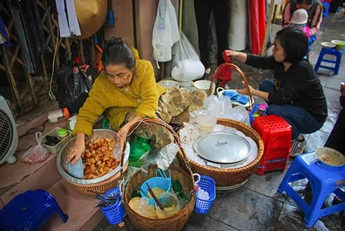 Quán cháo sườn Hàng Bồ đông khách