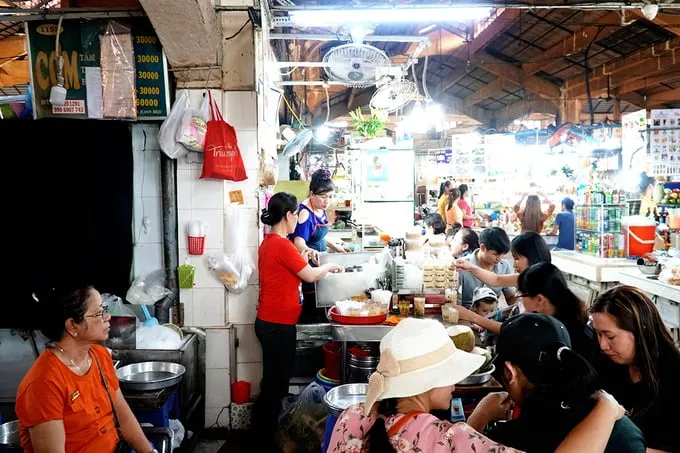 Quán chè nhỏ nằm trong góc chợ Bến Thành, mở cửa từ năm 1968. Mỗi ngày quán bán gần 1000 ly chè.