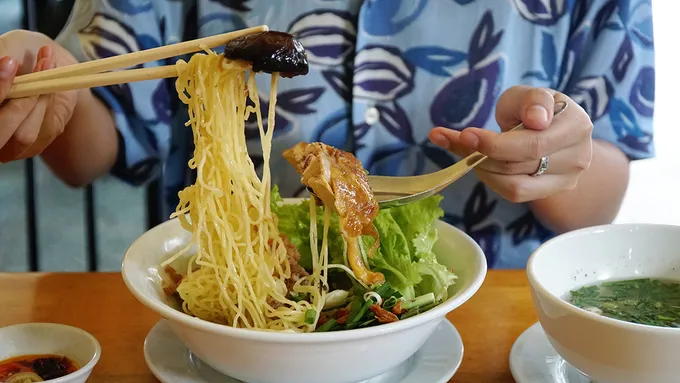 Quán có không gian rộng rãi, chia làm hai phần chính: bên ngoài sân và trong nhà. Thời gian mở cửa từ 7h đến 14h, sau đó quán sẽ nghỉ và mở cửa bán lại lúc 16h cho đến khoảng nửa đêm thì đóng.
