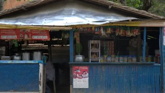 Quán cơm bụi kiêm cửa hàng tạp hóa - Ảnh: Giang Nguyên