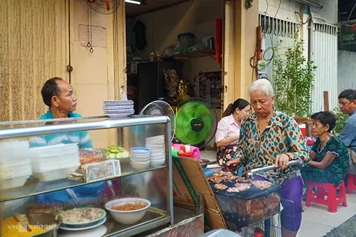 Quán cơm tấm đông khách vào buổi sáng