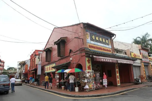  Quán Famosa nằm nơi góc phố Jalan Hang Jebat giao với Jalan Hang Kasturi - Ảnh: Thủy OCG