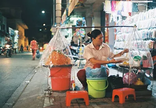 Quán gỏi tôm trứng ven đường tại Cần Thơ. Ảnh: Phong Vinh