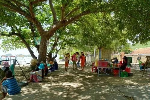 Quán nước trên đảo Điệp Sơn.