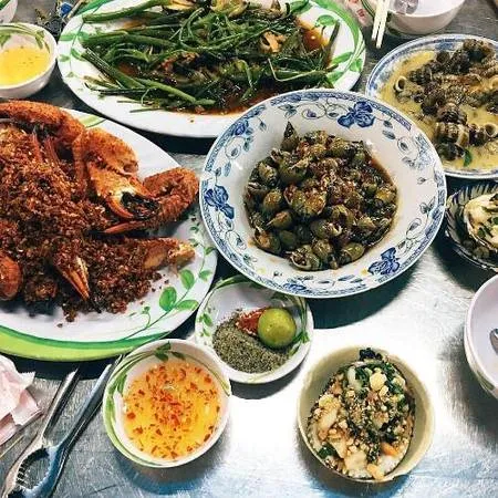 Quán ốc Oanh đường Vĩnh Khánh thu hút thực khách với thực đơn đa dạng. Ảnh: Saigonesekitchen.