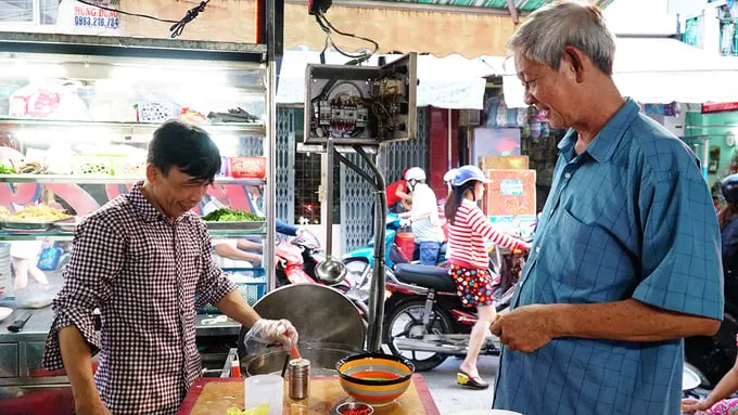 Quán phở nằm trong một căn nhà nhỏ trên đường Đoàn Văn Bơ, khu chợ Xóm Chiếu, quận 4. Vào giờ tan tầm, con hẻm nhỏ trở nên đông đúc nhưng nhiều người vẫn tìm đến để thưởng thức tô phở gia truyền.