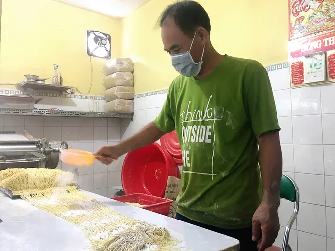 Quán sản xuất mì liên tục trong ngày để đảm bảo độ tươi phục vụ khách. Nguyên liệu chính để làm sợi mì gia truyền là trứng, bột mì và nước tro tàu. Sau khi bột được nhào thật kỹ thì cho nghỉ để nở và cán mỏng, sau đó cắt thành sợi bằng máy rồi cắt thành từng vắt nhỏ. Mì tự làm thơm mùi trứng, sợi to vừa phải, mềm. Các công đoạn diễn ra ở một gian nhà nhỏ đằng sau chỗ ngồi của khách. Người tò mò có thể đi lại gần và quan sát quá trình này.