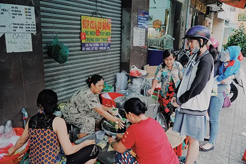 Quán súp cua cô Bông luôn tấp nập khách. Ảnh: Di Vỹ.