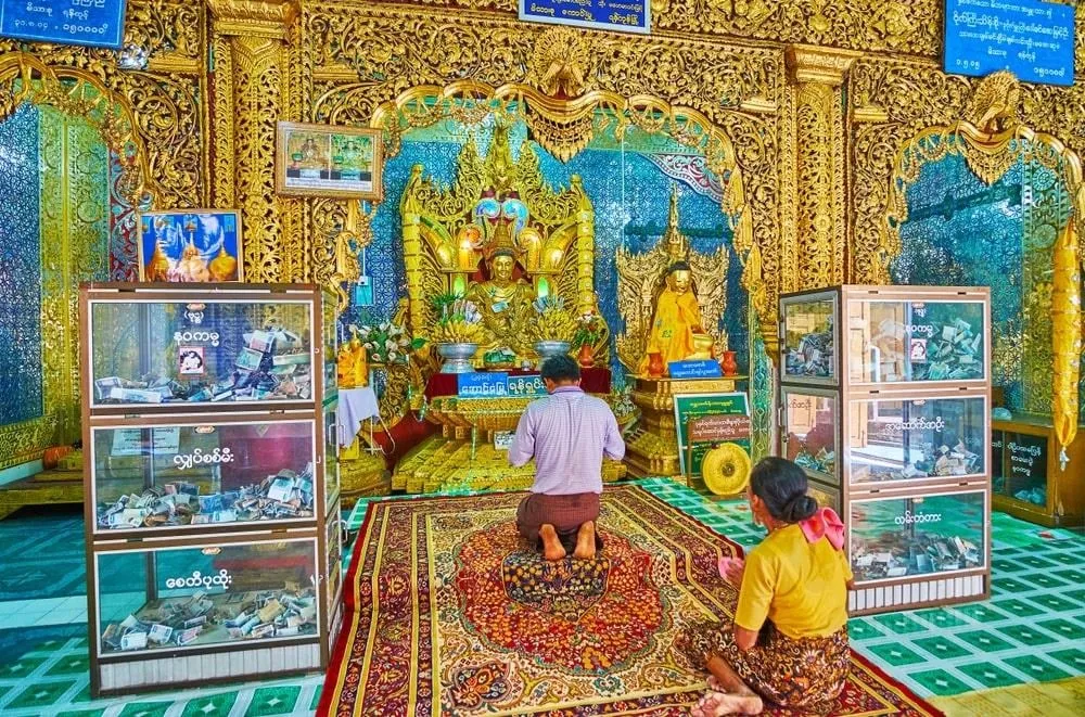 Quần thể kiến trúc dát vàng của tu viện Taung Kalat, bao gồm 5 ngôi chùa, được xây dựng vào đầu thế kỷ 20. Ảnh: EFesenko.