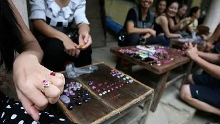 Quang cảnh chợ đá quý Lục Yên