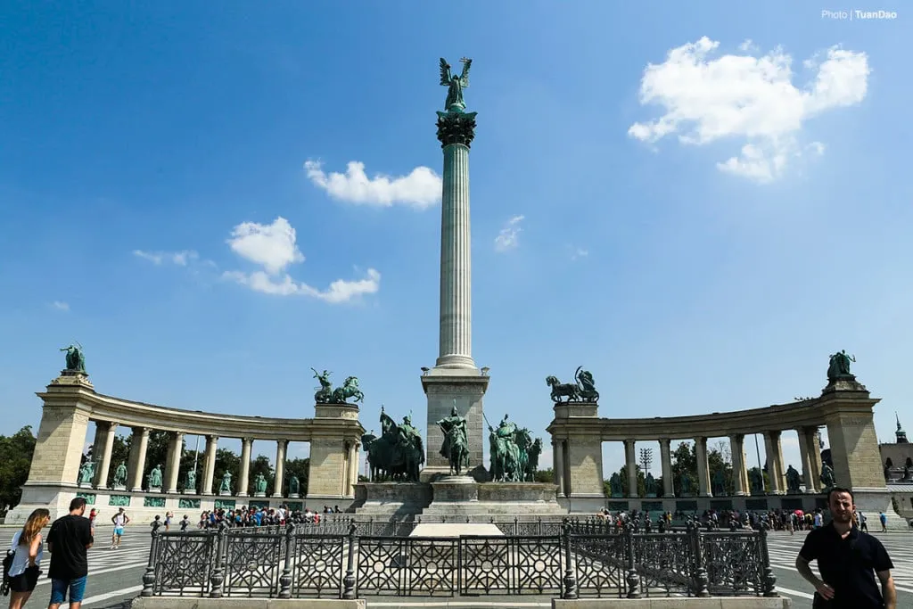Quảng trường Anh hùng ở Budapest với đài tưởng niệm Thiên Niên Kỷ và tượng các vị vua lập quốc, anh hùng dân tộc Hungary