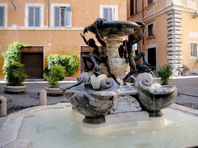 Quảng trường Madonna dei Monti là điểm tụ tập quen thuộc của giới trẻ Rome.