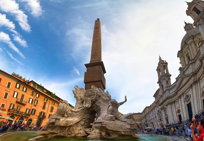Quảng trường Navona nhộn nhịp với các hoạt động giải trí vào ban ngày và lung linh với màn trình diễn ánh sáng vào ban đêm.