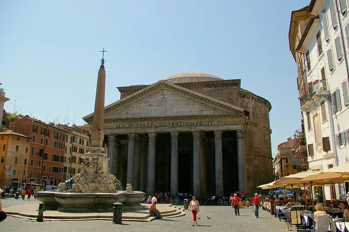 Quảng trường Rotonda với Đền Pantheon hùng vĩ thu hút du khách bởi vẻ đẹp cổ kính.