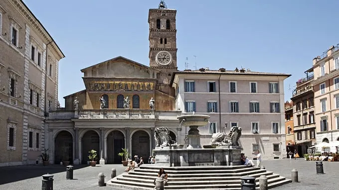 Quảng trường Santa Maria nằm ở trung tâm Trastevere, nhộn nhịp với các hoạt động của người dân địa phương.
